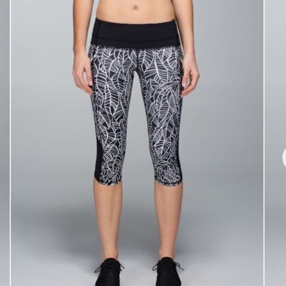 𝅺LULULEMON run a marathon crop II leggings in black and white size 4 - Picture 1 of 15